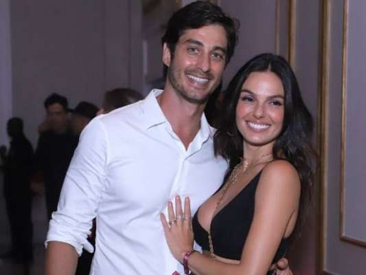 Momento fofura! Isis Valverde filma o filho acariciando André Resende