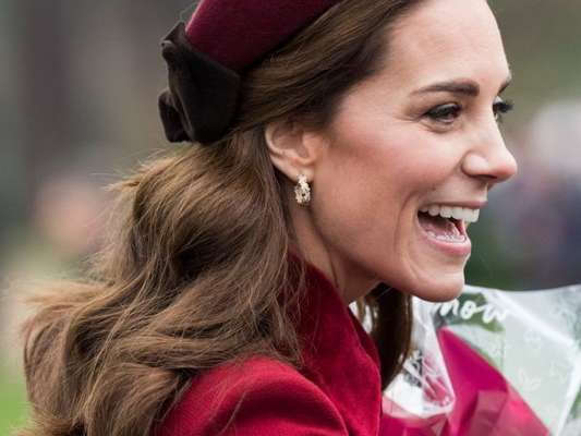 Kate Middleton usou a tiara mais conhecida como alice band também no natal