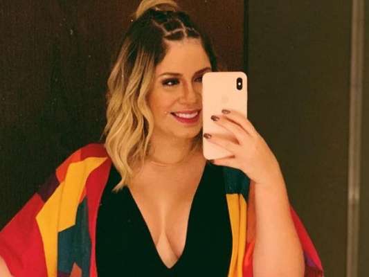 Marilia Mendonça valoriza nova silhueta com look decotado neste domingo, dia 14 de abril de 2019