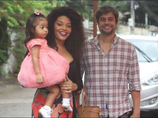 Juliana Alves e a filha, Yolanda, chegam à festa de 1 ano de Bella acompanhadas de Ernani Nunes, no Rio, em 14 de abril de 2019
