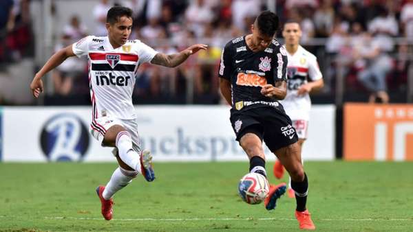 Richard e Everton Felipe disputam jogada