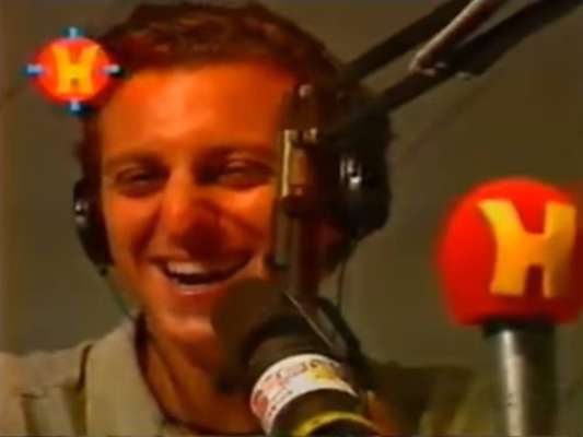 Luciano Huck - Anos antes do 'Caldeirão do Huck', Luciano dividia seu tempo entre o 'Programa H', da Band, e o 'Torpedo', que apresentava aos domingos na rádio Jovem Pan, entre as 19h e as 22h. Sua parceira era ninguém menos do que Adriane Galisteu. "Trabalhar com Adriane é o máximo: o programa é um bate-papo entre nós, os ouvintes e os convidados. É um grande exercício: acelera o raciocínio, melhora o improviso e a dicção", contava ao 'Estado' à época.