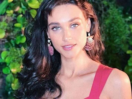 Débora Nascimento recebe o carinho de amigas famosas durante festa de aniversário da filha