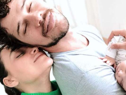 Débora Nascimento compartilha foto ao lado de José Loreto nesta terça-feira, dia 16 de abril de 2019