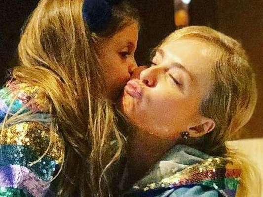 Angélica foi clicada pelo marido, Luciano Huck, com a filha, Eva, durante visita a museu dos EUA e se declarou: 'Meus amores'