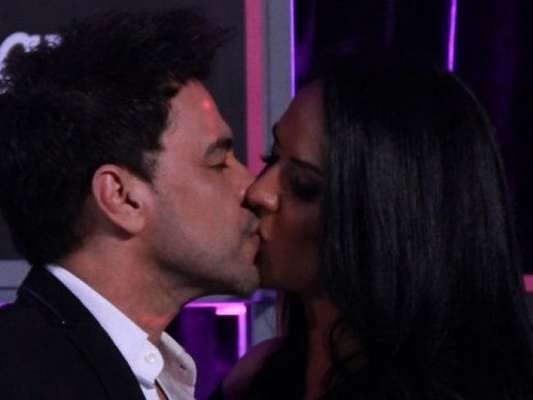 Graciele Lacerda marcou casamento com Zezé Di Camargo para o ano que vem após escolher data cabalística. Descubra!