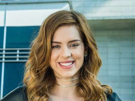 Sophia Abrahão colocou silicone nos seios, informa a colunista Fábia Oliveira, do jornal 'O Dia'