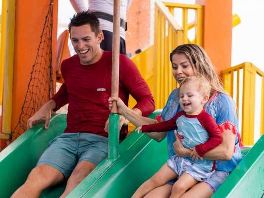 Karina Bacchi e Amaury Nunes elogiam Enrico em parque aquático: a família curtiu o Beach Park em fotos divulgadas nesta quarta-feira, dia 17 de abril de 2019