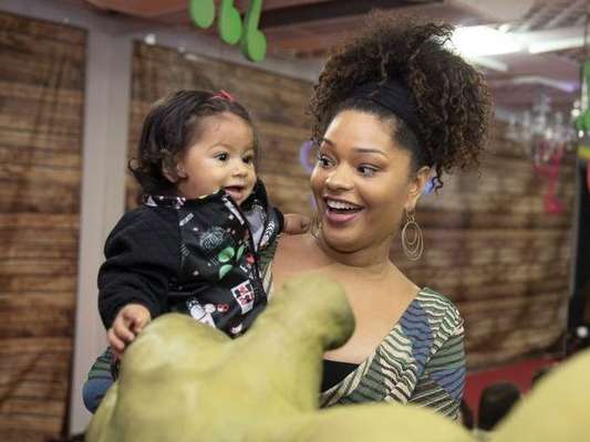 Filha de Juliana Alves, Yolanda se encantou com bolinhas de sabão e comeu brioche pela primeira vez em viagem a Paris, na França