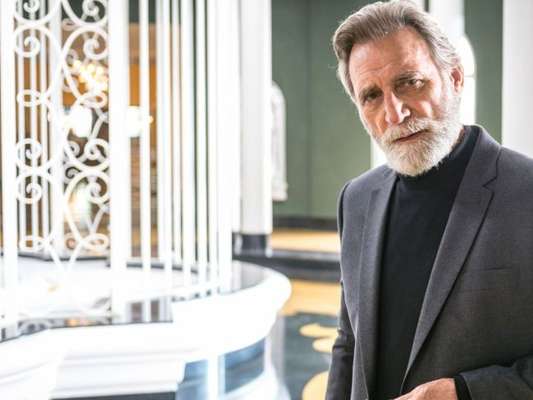Aziz Abdallah (Herson Capri) descobrirá que Laila (Julia Dalavia) está grávida na novela 'Órfãos da Terra'