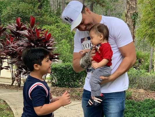 Wesley Safadão, em viagem, lembra vídeo de Yhudy dando comida a Dom nesta quinta-feira, dia 18 de abril de 2019