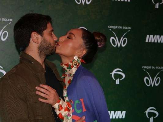 Sabrina Sato e Duda Nagle trocaram beijos antes de conferirem o espétaculo 'Ovo', do Cirque du Soleil, no Ginásio do Ibirapuera, na noite desta quinta-feira, 18 de abril de 2019