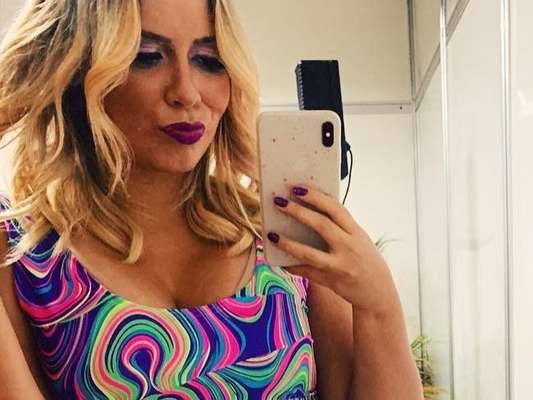 Marilia Mendonça entra em vestido justo e comemora em vídeo nesta sexta-feira, dia 19 de abril de 2019