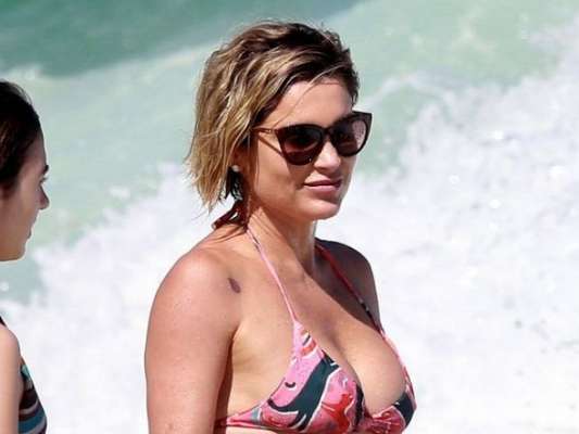 Flávia Alessandra exibiu o novo corte de cabelo em dia na praia com a filha caçula, Olívia, fruto do seu casamento com Otaviano Costa, nesta sexta-feira, 19 de abril de 2019
