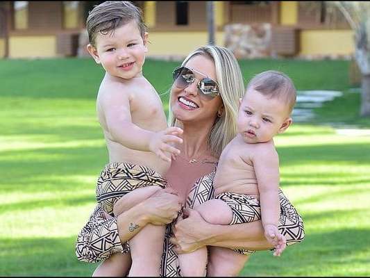 Andressa Suita tieta o filho Gabriel por afinidade com piano nesta sexta-feira, dia 19 de abril de 2019