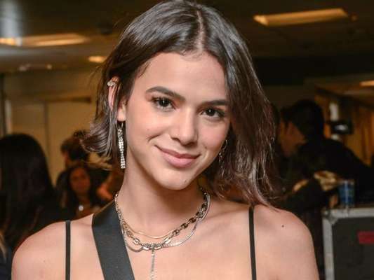 Bruna Marquezine, com boné preto e unhas neon, viaja para Los Angeles nesta sexta-feira, dia 19 de abril de 2019