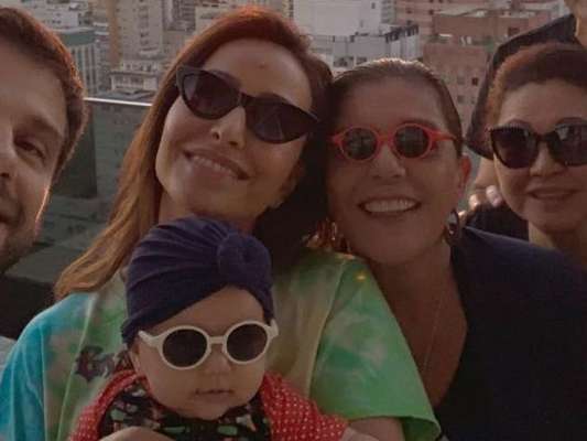 Leda Nagle, avó de Zoe, posa com óculos de sol emprestado da bebê: 'Família'