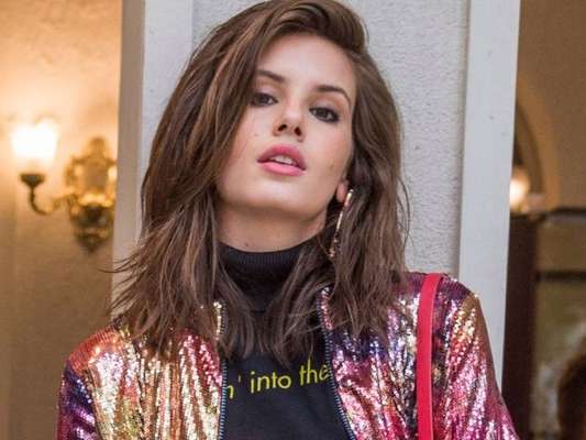 Confira todos os detalhes do visual de Camila Queiroz como Vanessa, a vilã de 'Verão 90'