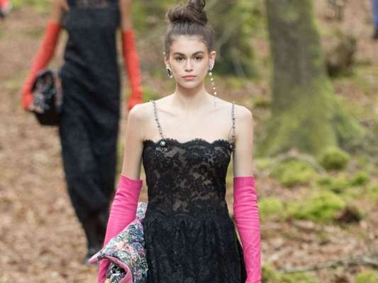 Toda a elegância das 'opera gloves' em produções mais fashionistas