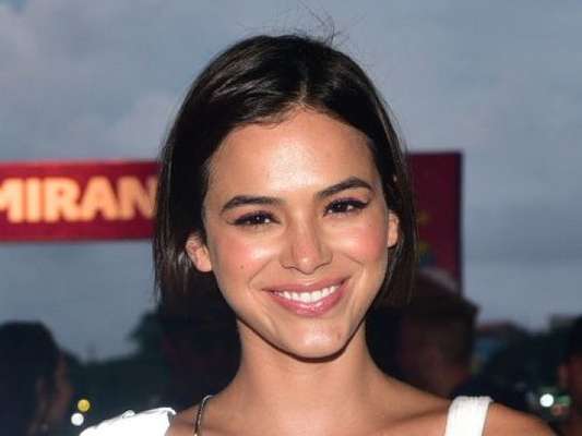 Bruna Marquezine apostou em bandana para cobrir parte do rosto ao curtir o festival Coachella, na Califórnia, nos EUA