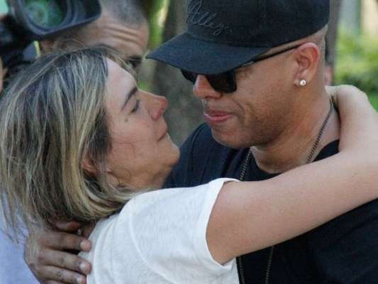 MC Sapão foi velado por amigos como MC Koringa, Carol Sampaio, que se confortaram, e Buchecha, no cemitério da Penitência, no Caju, Zona Portuária do Rio de Janeiro, neste sábado, 20 de abril de 2019