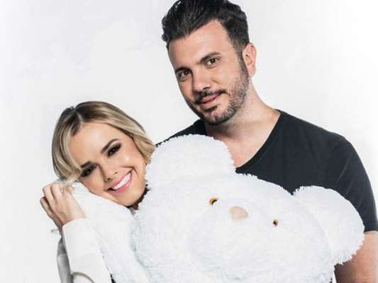 Thaeme deu à luz sua primeira filha e anunciou a novidade neste sábado, 20 de abril de 2019