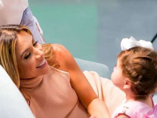 Filha de Patricia Abravanel, Jane roubou a cena ao fazer pose em cima de uma mesa