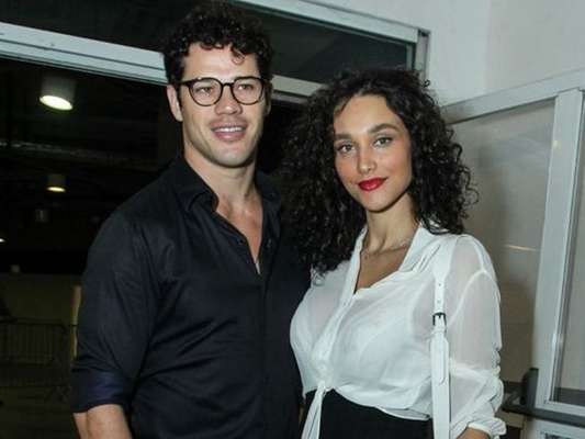Débora Nascimento e José Loreto foram clicados juntos neste domingo, 21 de abril de 2019