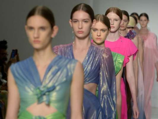 Veja as tendências do desfile de Reinaldo Lourenço na Semana de Moda de São Paulo!