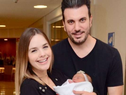 Thaeme deixa maternidade com a filha, Liz, e o marido 3 dias após parto nesta terça-feira, dia 23 de abril de 2019