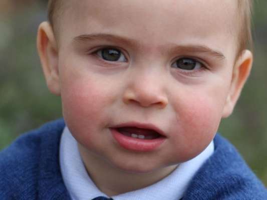 Roupa usada por Louis, caçula de Kate Middleton e Príncipe William, em novas fotos esgota em menos de um dia, como indicou o 'Daily Mail' nesta terça-feira, dia 23 de março de 2019
