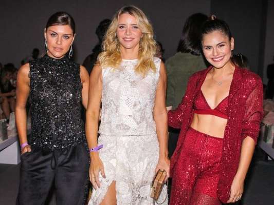 Famosas apostam em looks monocromáticos e produções com muito brilho para desfile na fila A