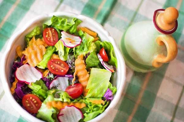 Veja 10 dietas da moda inusitadas que não fazem bem para a saúde - Em cinco segundos, pense nas dietas da moda que já indicaram para você e que 'com certeza funcionam'. A busca pela rápida perda de peso leva muita gente a encarar dietas extremamente restritivas, seja de carboidratos, proteínas ou gorduras. Entre os nutricionistas, é consenso que, a médio prazo, nenhuma delas funciona. “O emagrecimento pode existir, mas não é saudável, porque terá deficiência de nutrientes e, com isso, volta do peso”, diz Michele Ferro de Amorim, professora do curso de Nutrição no UniCEUB, de Brasília. Confira aqui uma seleção de 10 dietas da moda inusitadas que você não deve seguir.