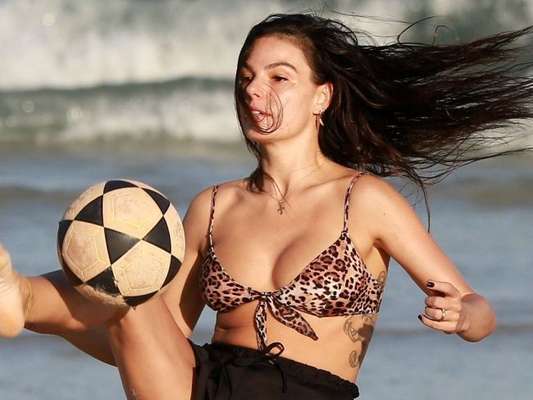 Isis Valverde joga altinha em praia da Barra da Tijuca, no Rio de Janeiro, em 27 de abril de 2019