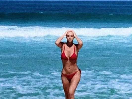 Débora Nascimento deixou seu corpão a mostra ao postar uma foto de biquíni em sua rede social neste domingo, 28 de abril de 2019