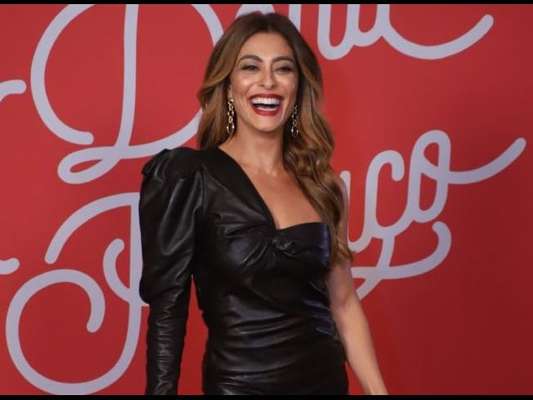 Juliana Paes mostra look toda sorridente na coletiva de 'A dona do pedaço'