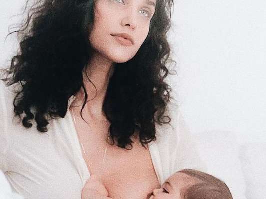Débora Nascimento postou foto amamentando a filha, Bella, de 1 ano, fruto do seu casamento com José Loreto