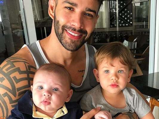 Gusttavo Lima imita o caçula, Samuel, em foto enviada à Andressa Suita nesta quarta-feira, dia 08 de maio de 2019
