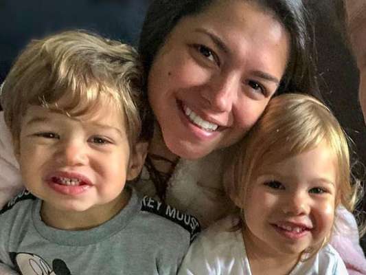 Thais Fersoza ganha penteado da filha, Melinda, e se encanta com pedido do filho, Teodoro. Veja vídeo nesta quarta-feira, dia 08 de maio de 2019