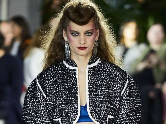 Louis Vuitton tem desfile com cores vibrantes, bermuda de alfaiataria e a volta do balonê, confira!
