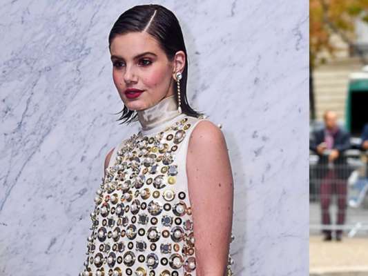 Camila Queiroz aposta em look Miu Miu semelhante ao de Bruna Marquezine para prêmio