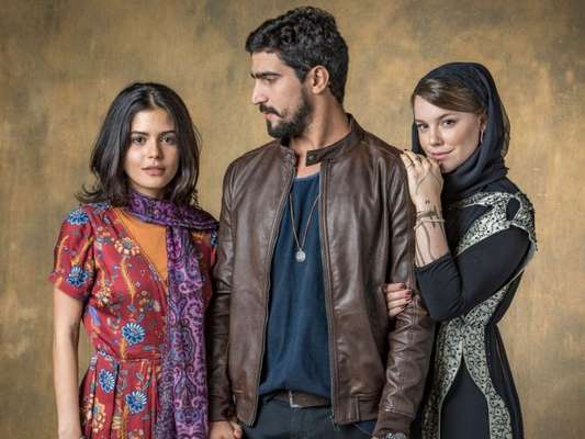 Dalila (Alice Wegmann) usa nome falso para se vingar de Jamil (Renato Góes) e Laila (Julia Dalavia) na novela 'Órfãos da Terra'