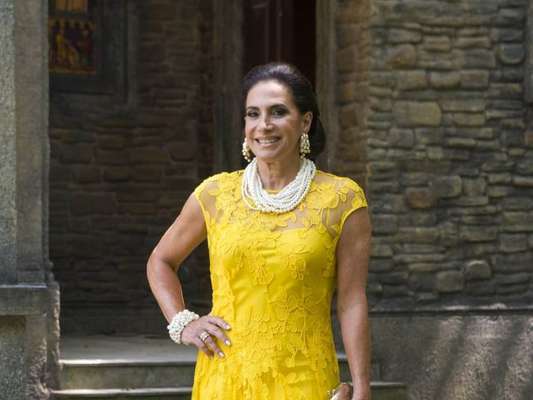 Mercedes (Totia Meireles) ficará na mão de Vanessa (Camila Queiroz) e ajudará a vilã a entrar para a família na novela 'Verão 90'
