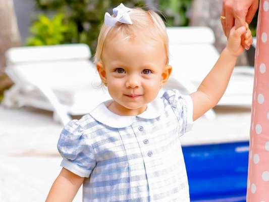 Filha de Eliana, Manuela roubou a cena em fotos com a mãe