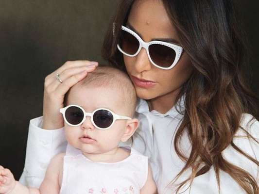 Sabrina Sato e a filha, Zoe, usam óculos parecidos em foto postada nesta quinta-feira, dia 09 de maio de 2019