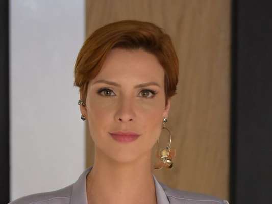 Na novela 'Topíssima', Sophia (Camila Rodrigues) é a mulher bem-sucedida nos negócios que vê sua vida mudar ao conhecer Antonio (Felipe Cunha)
