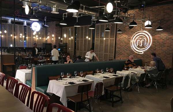 No salão há o relógio que deixa os competidores do MasterChef com os nervos à flor da pele