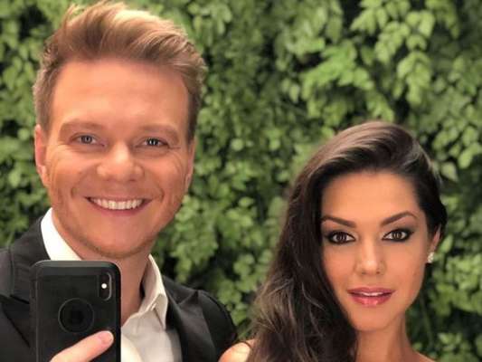 Thais Fersoza se emocionou ao falar de parceria do marido, Michel Teló, com Sandy e Junior na TV