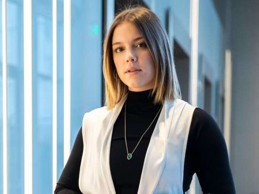 Como empresária Basma (Alice Wegmann), Dalila inventará que está com doença terminal e por isso tem ajudado a família de Laila (Julia Dalavia) na novela 'Órfãos da Terra'
