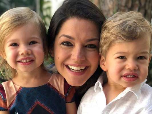 Thaís Fersoza não se aguentou quando viu Melinda, sua filha com Michel Teló, brincando: 'Emocionante'.